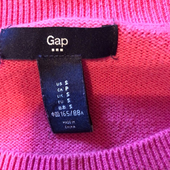 A sweater - Picture 2 of 3